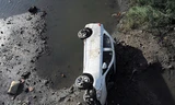 Ôtô lao xuống sông, tài xế thoát chết