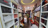 Video: Cận cảnh phá cửa, đột kích kho nước hoa 'hàng hiệu' khủng ở phố cổ Hà Nội