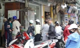 Người dân Hà Nội xếp hàng chờ mua thịt quay ngày vía Thần Tài