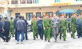 Cảnh sát áp giải các bị cáo rời 'phiên tòa ông Đinh La Thăng'