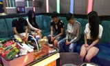 Các đối tượng đang "phê" ma túy tại quán karaoke. Ảnh: Công an cung cấp