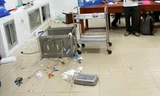 Dụng cụ y tế đỗ vỡ bên trong căn phòng xảy ra vụ truy sát