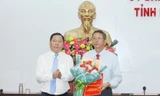 Chủ tịch UBND tỉnh Bình Định Nguyễn Phi Long trao quyết định bổ nhiệm cho ông Trần Văn Thanh (bên phải)