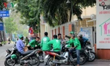 Nhiều vụ tài xế Grabbike bị tấn công nên họ thường hỗ trợ nhau để hành nghề. Ảnh minh họa
