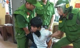 Duy bị công an bắt giữ khi dùng dao khống chế mẹ ruột