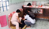 Chị Phương đau đớn, ngã quỵ trong vòng tay người thân