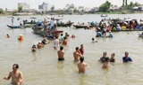 Hàng trăm người lội ra giữa sông Vàm Nao tắm, gội đầu lúc 12 giờ trưa