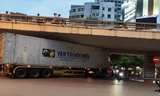 Phạt tiền, tước bằng lái tài xế xe container mắc kẹt dưới gầm cầu Ngã Tư Sở