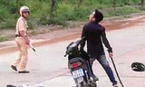 Đo nồng độ cồn, cảnh sát bị 'ma men' đánh