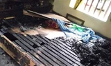 Chiếc giường nơi vợ chồng ông L đang ngủ bị đổ xăng đốt 