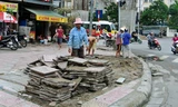 Chỉ sau vài tháng đưa vào sử dụng, nhiều đoạn vỉa hè Hoàng Cầu đã phải sửa chữa. Ảnh: Minh Minh