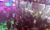 Hàng trăm khách vẫn vui chơi bên trong lúc rạng sáng. Ảnh: Quốc Thắng
