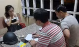 Lực lượng chức năng lấy lời khai của gái bán dâm