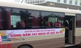 Chuyến xe miễn phí chở bệnh nhân mắc bệnh hiểm nghèo về quê ăn Tết đầu tiên đã xuất. Ảnh: Thanh Thủy
