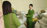 Lực lượng chức năng kiểm tra kho hàng