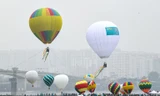 Du khách đổ về ven sông Hồng ngắm khinh khí cầu rực rỡ