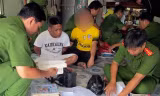 Cảnh sát khám xét nơi ở của những người có liên quan trong đường dây cá độ nghìn tỷ ở miền Tây