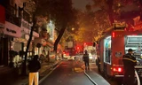 Video: Lực lượng PCCC nỗ lực dập lửa vụ cháy 4 người chết ở Hàng Lược