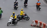 Tràn lan cảnh xe ôm công nghệ chở khách vượt đèn đỏ, đi đường cấm tại Hà Nội