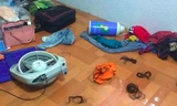 Đồ đạc trong nhà chị Hằng bị đập phá, tóc vương vãi giữa nền