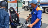 Chi phí thuế chiếm đến 38% giá thành xăng bán lẻ. Trong ảnh: Một trạm xăng của Petrolimex ở quận 1, TP HCM 