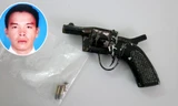 Bị can Đỗ Xuân Mạnh và khẩu súng rulô Mạnh dùng để bắn Thuận