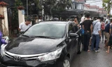 Chiếc ô tô cùng người đàn ông bị dân làng vây bắt