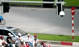 Hệ thống camera quan sát trên đường Phạm Hùng được sử dụng với mục đích phát hiện những điểm nóng ùn tắc và sự cố giao thông. Ảnh: Bá Đô
