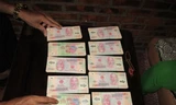 200 triệu tiền giả bị phát hiện trên người Oanh. Ảnh: C.A