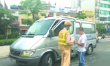 Tổ công tác đặc biệt lập biên bản xử lý xe khách vi phạm tại đường Minh Khai, chân cầu Vĩnh Tuy (Chụp ngày 4/5). Ảnh: Văn Huế