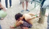 Hình ảnh thiếu niên 16 tuổi bị trói vào gốc cây