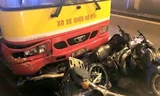 Ít nhất 6 xe máy bị cuốn theo dưới gầm