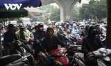 Sau nghỉ lễ 10/3 đường phố Hà Nội tắc nghẽn, người dân ầm ầm 'phi' xe lên vỉa hè