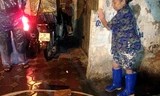 Người dân khu tập thể B5 Giảng Võ dùng máy bơm hút nước cống ngập trong nhà ra ngoài