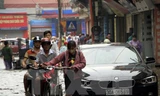 Tuyến phố Lương Thế Vinh (quận Thanh Xuân) ngập sâu trong nước. Ảnh: Hoàng Tuấn/TTXVN