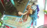 Nghi can cướp 5 chỉ vàng giữa ban ngày. Ảnh: Camera tiệm vàng