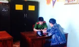 Các đối tượng khả nghi đang được gọi lên lấy lời khai. Ảnh: Báo Gia Lai