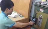 Thắng đang thực hiện lại thao tác cắt khóa chiếc két sắt của gia đình ông chủ
