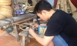 Nghề làm lồng chim cho thu nhập tương đối tốt nhưng đòi hỏi sự miệt mài và óc nghệ thuật. Ảnh: NVCC
