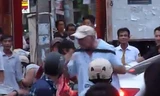 Công an quận Thanh Khê đã xác định được thanh niên dùng lốp xe đánh ông Dennis là Lê Văn Phước - Ảnh cắt từ Clip