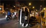 Ôtô bán tải lật sau khi húc hai xe máy