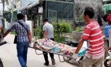 Cảnh sát đưa thi thể nạn nhân về nhà xác