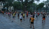 Người dân Hà Nội dậy sớm đi tập thể dục sau nhiều ngày bị giãn cách