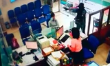 Thời điểm nghi can khống chế nhân viên ngân hàng cướp tiền. Ảnh: Trích xuất camera
