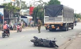 Xe máy biến dạng sau va chạm với ô tô tải, nữ dược sĩ tử vong tại chỗ