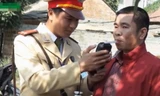 Hà Nội: Người tham gia giao thông lúng túng đo nồng độ cồn