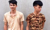 Bình và Hùng tại cơ quan điều tra. Ảnh: N.A