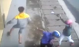 Nhóm nghi can dùng hung khí truy sát đối thủ ngay trên phố. Ảnh: Cắt từ clip