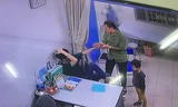 Người nhà bệnh nhi bất ngờ tấn công khiến bác sĩ C. không kịp phản ứng 