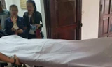 Người thân đưa thi thể nạn nhân về mai táng